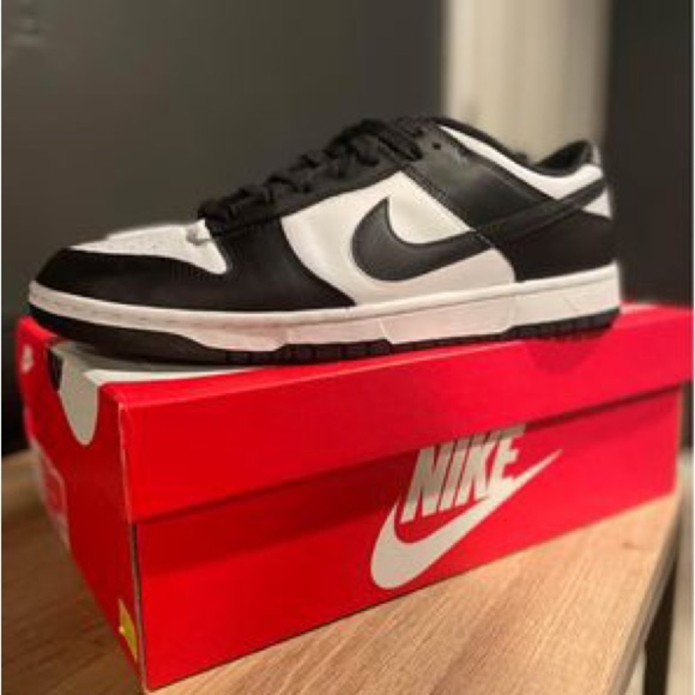 Men’s panda dunks size 11 
In great condition 
Comes with box
